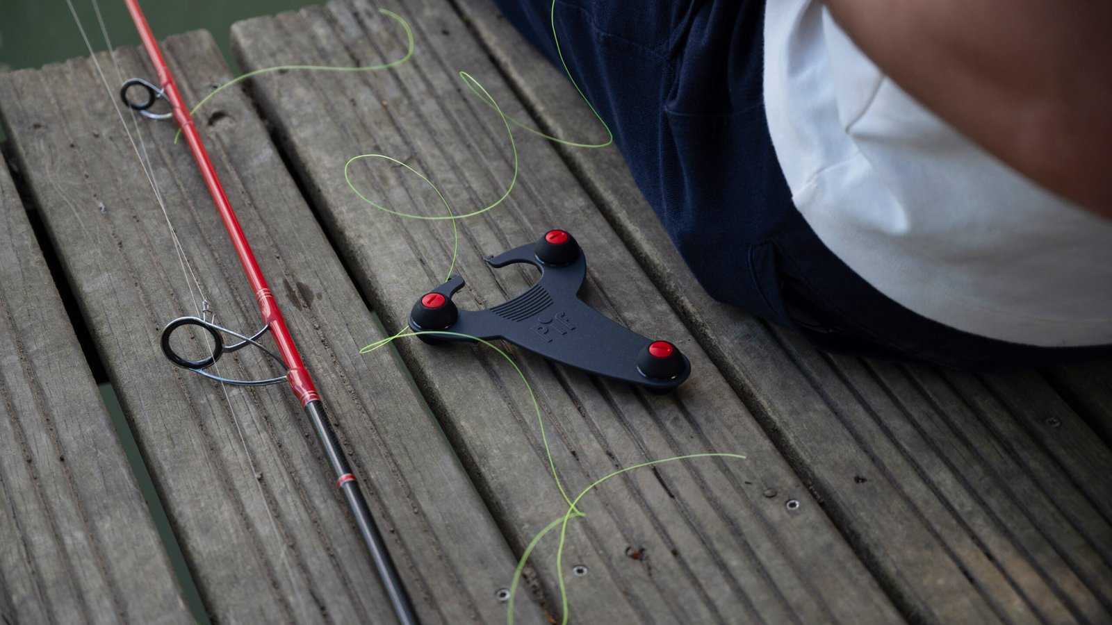 Pif fishing, outil pour noeud de raccord, au bord de l'eau